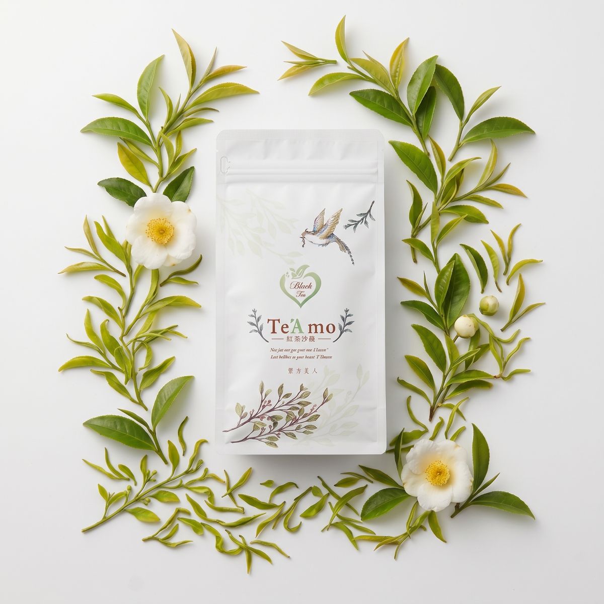 Te'Amo 紅茶沙龍東方美人三角立體茶包量販包裝,搭配原葉茶枝與山茶花情境照
