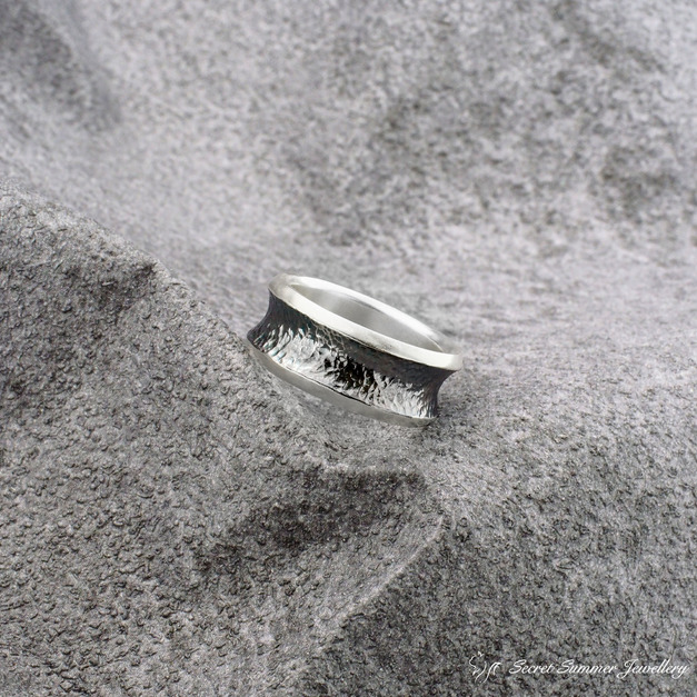 手工925純銀【淬鍊-中間硫化款】不規則鍛敲中性男性戒指 手工925純銀【淬鍊-中間硫化款】不規則鍛敲中性男性戒指