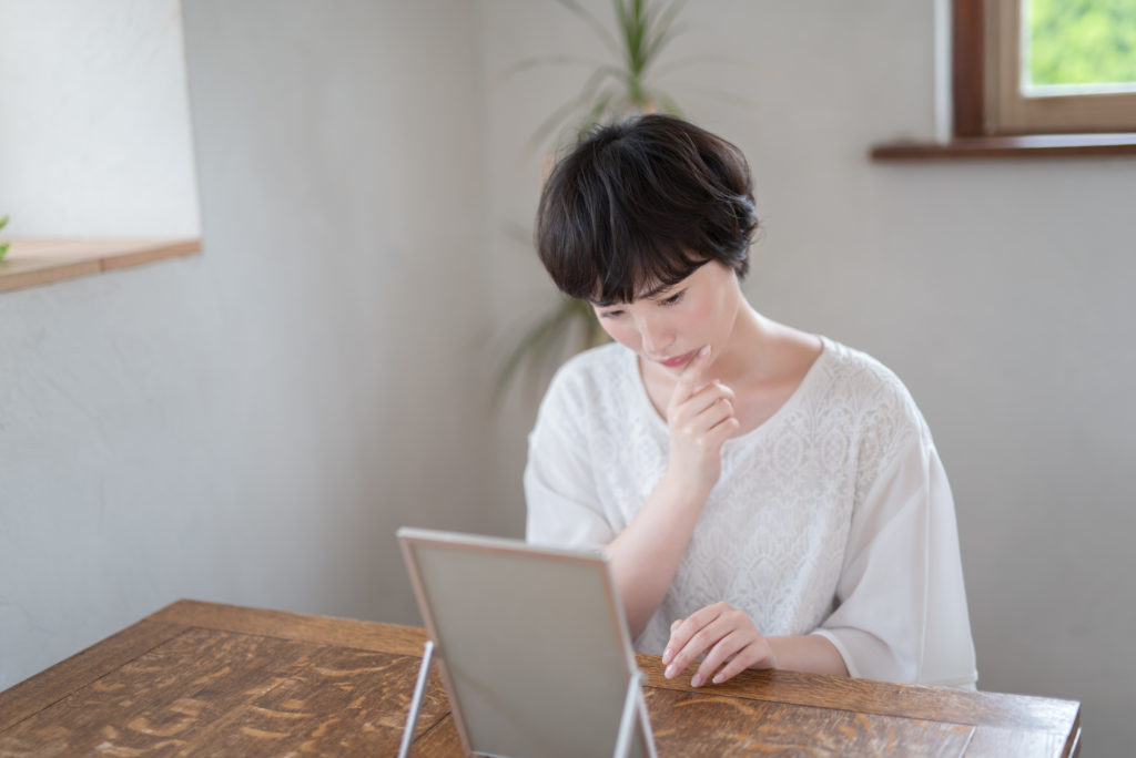 照鏡子思考皮膚問題