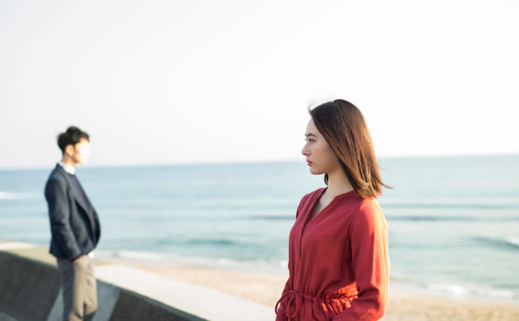 兩人看向不同方向