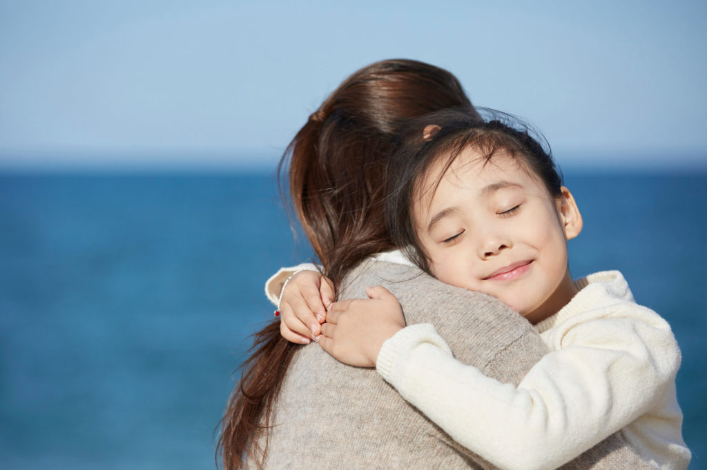 小孩擁抱媽媽