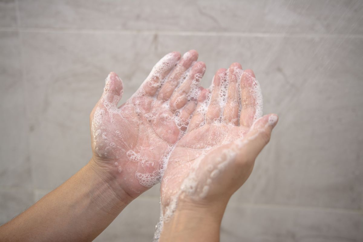 雙手充分搓出洗面乳泡沫