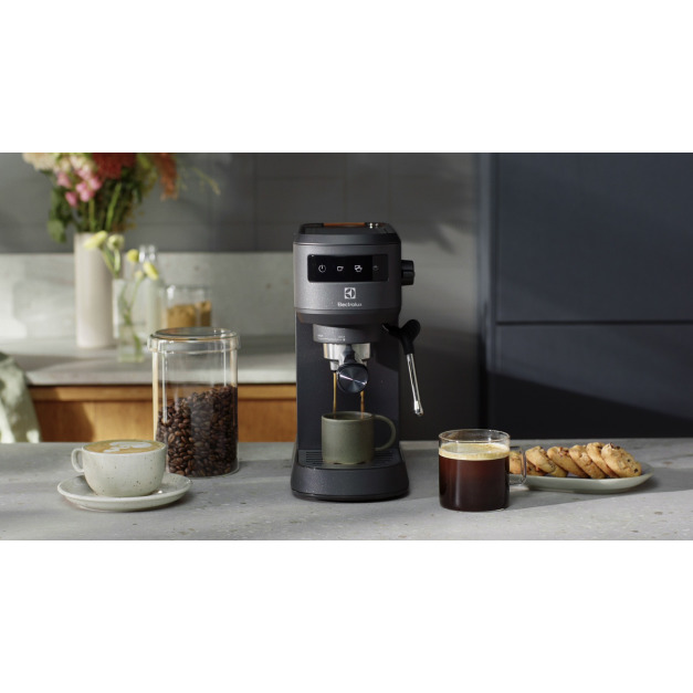 【Electrolux 伊萊克斯1公升極致美味500-半自動義式咖啡機-珍珠黑/不銹鋼】 【Electrolux 伊萊克斯1公升極致美味500-半自動義式咖啡機-珍珠黑/不銹鋼】