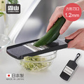 【日本霜山】日本製雙向削菜板/刨絲器(1.2mm方形刀口款/附護手器) 【日本霜山】日本製雙向削菜板/刨絲器(1.2mm方形刀口款/附護手器)