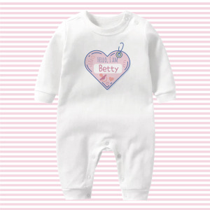 Hello, I am 珍珠粉名牌 姓名客製 長袖連身衣 Hello, I am 珍珠粉名牌 姓名客製 長袖連身衣