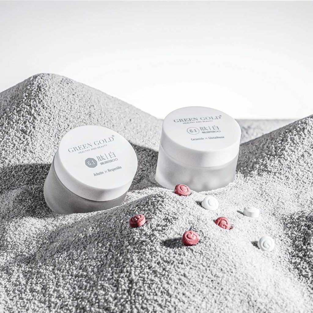 greengold 肽白 含有來自天然食用原酵母發酵提煉且充足含量可以維持青春美麗的穀胱甘肽,可以幫助入睡的牛乳成分,幫助水分維持的賽洛美(神經醯胺)成分,擁有可以阻擋外來傷害的專利越桔萃取物(熊果素)、橙皮苷及紅藻萃取之蝦紅素,可以合成膠原蛋白及抗氧化作用100mg的維生素C。每天只需要服用2顆就足夠,以良好的質量成分去讓身體由內而外去調整,而不需要花一堆冤枉錢去以數量來達到您想得到的效果。