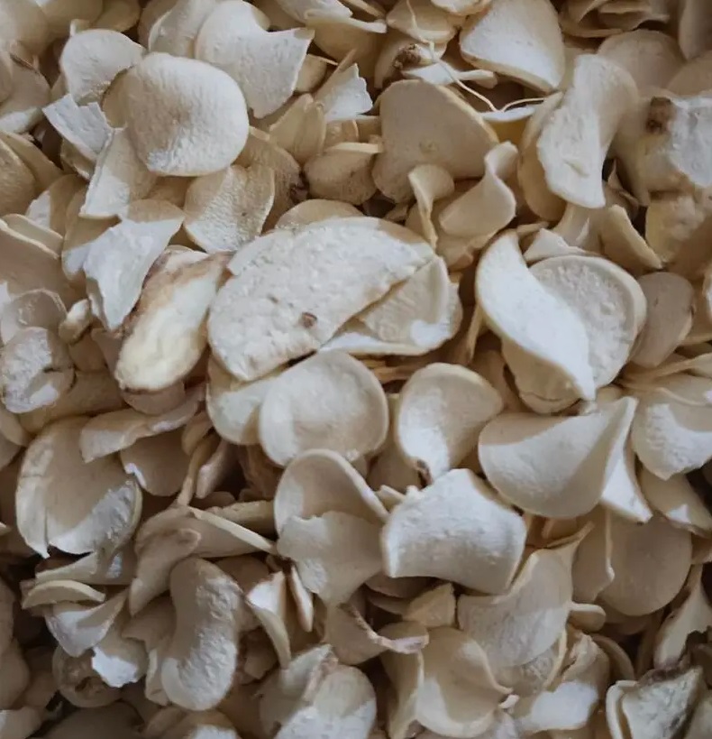 白首烏 提到關於養髮、烏髮的中藥材首選肯定是白首烏,它有比較強的造血功能,也能加速新陳代謝,當毛囊細胞活絡了,自然能獲得充足的養分,因此自古都是用來強韌髮根,使毛髮烏黑亮澤的選擇。