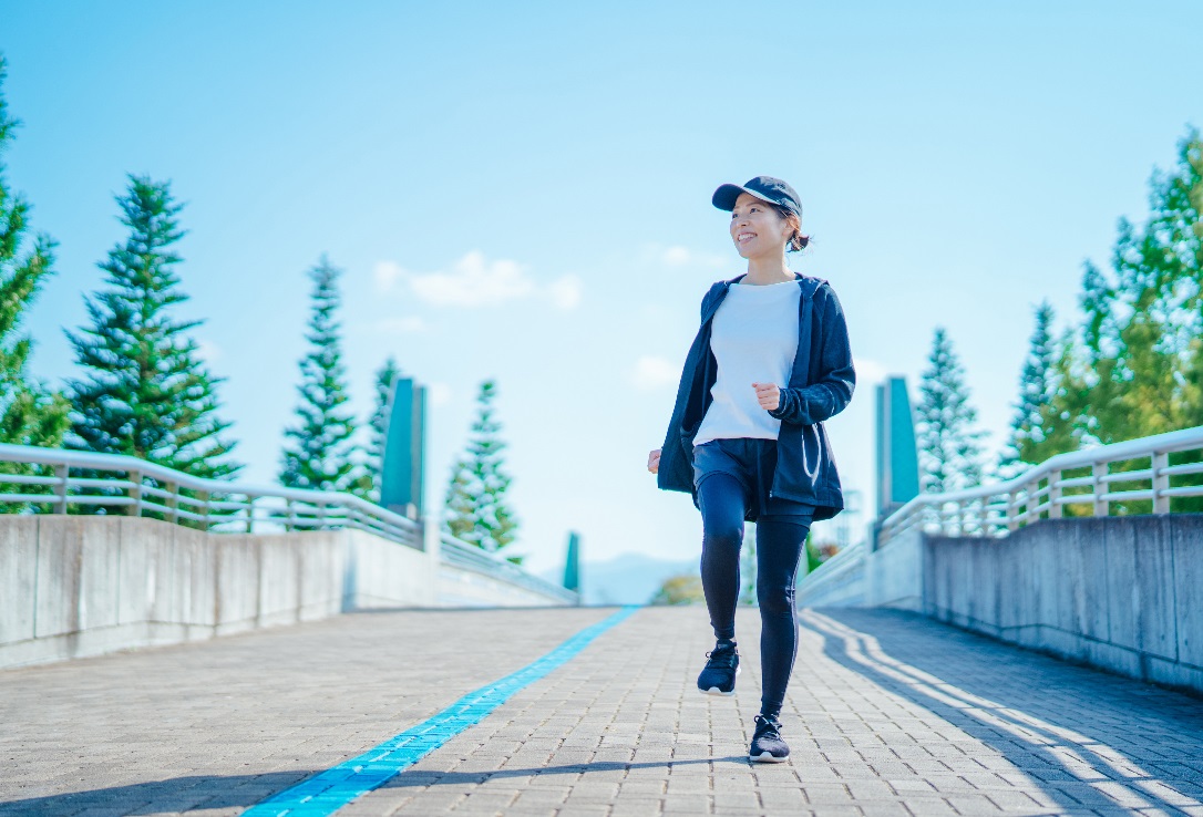 規律的生活作息也很重要~盡量讓自己早睡早起,然後我也會每週3次做一些慢跑或上健身房重訓等簡單的運動,幫助身體燃燒脂肪增加代謝。