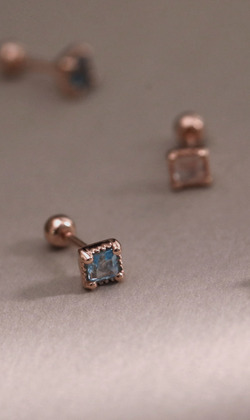 燈光下。Aquamarine