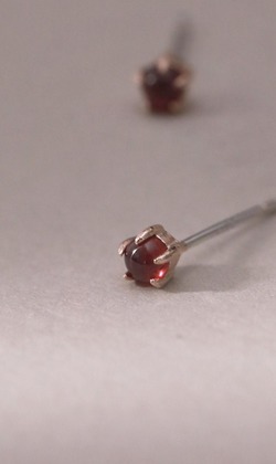 1月誕生石。Garnet | 石榴石 | 925純銀耳環 (可改夾式耳環)