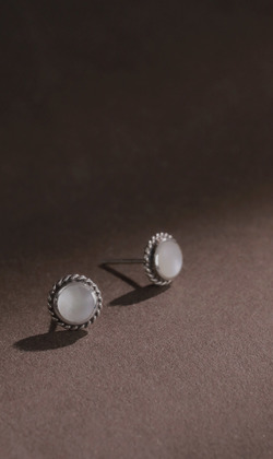 第一場雪。Shell | 貝殼 | 925純銀耳環 (可改夾式耳環)