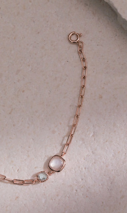 Essence 質粹 | 如果花。Moonstone