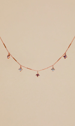 微風吹拂。紫水晶