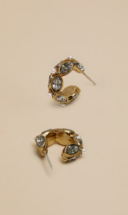 歷久彌新。垂式耳環