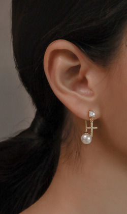 旋轉門。垂式耳環