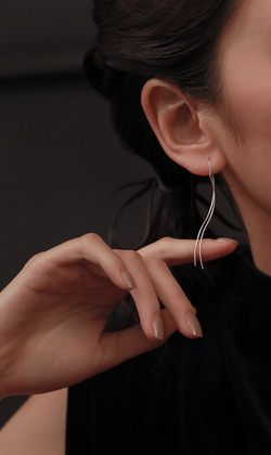 完美曲線。925純銀耳環