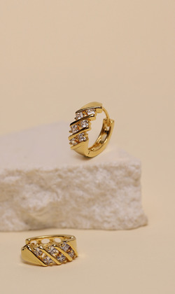 最美的劇情。貼耳耳環