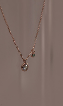 晨露微光。Labradorite | 拉長石 | 925純銀鍍18K金鎖骨鍊