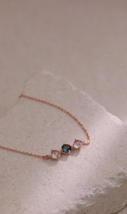 Essence 質粹 | 純銀鍍18K金鎖骨鍊 | 花開時節。紅寶石