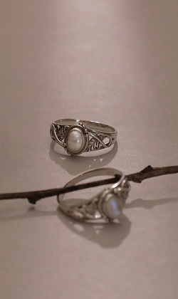 漆黑夜空。Moonstone