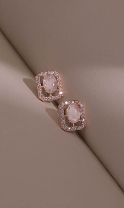 春的開始。Moonstone | 月光石 | 貼耳耳環