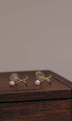 交錯路口。Labradorite | 拉長石 | 貼耳耳環