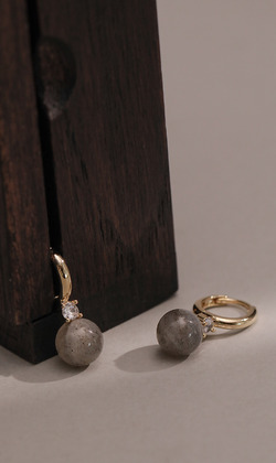 你的存在。Labradorite | 拉長石 | 垂式耳環