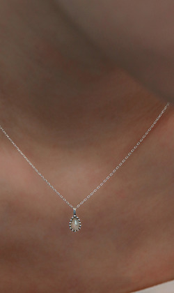 溫暖包圍。Labradorite | 拉長石 | 925純銀鎖骨鍊