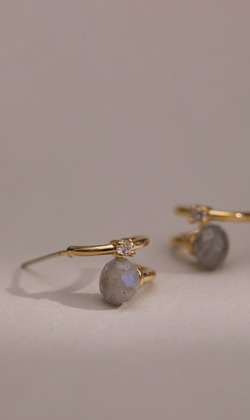 旋轉的身影。Labradorite | 拉長石 | 貼耳耳環 (可改夾式耳環)