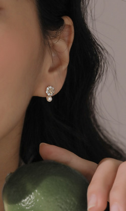 開始轉動。貼耳耳環