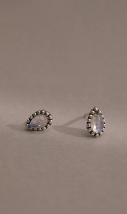 破曉。Moonstone | 月光石 | 925純銀耳環 (可改夾式耳環)