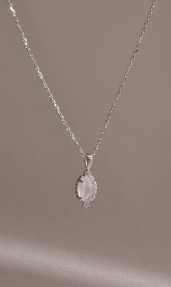 夏夜夢境。Moonstone | 月光石 | 925純銀鎖骨鍊