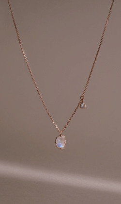 粉紅的雪。Moonstone | 月光石 | 925純銀鍍18K金鎖骨鍊