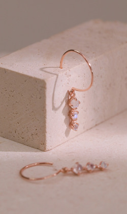 Essence 質粹 | 純銀鍍18K金耳環 | 盛開花蕾。月光石