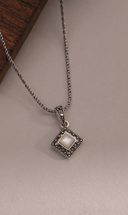 晨月。 Nacre | 珍珠母貝 | 白鐵礦925純銀墜飾