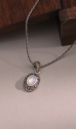 曉影。 Nacre | 珍珠母貝 | 白鐵礦925純銀墜飾