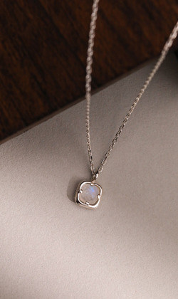 日光甦醒時。Moonstone |  月光石 |925純銀鎖骨項鍊
