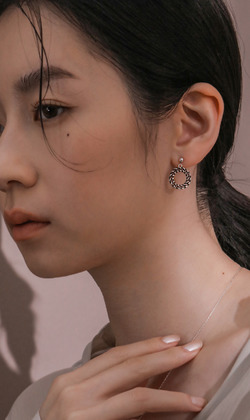 自轉的星球。925純銀耳環(可改夾)