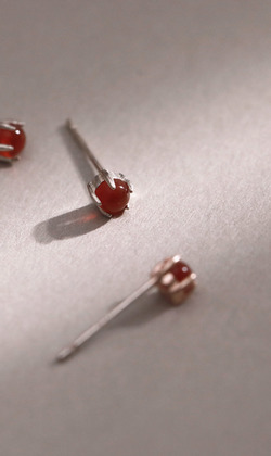 7月誕生石。Ruby | 紅寶石 | 925純銀耳環 (可改夾式耳環)