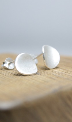 免費改夾式【圓牌簡約耳針-凹面】純銀耳環 / 不對稱耳環 / Sterling Silver Earrings / Circle Earrings / Concave 免費改夾式【圓牌簡約耳針-凹面】純銀耳環 / 不對稱耳環 / Sterling Silver Earrings / Circle Earrings / Concave