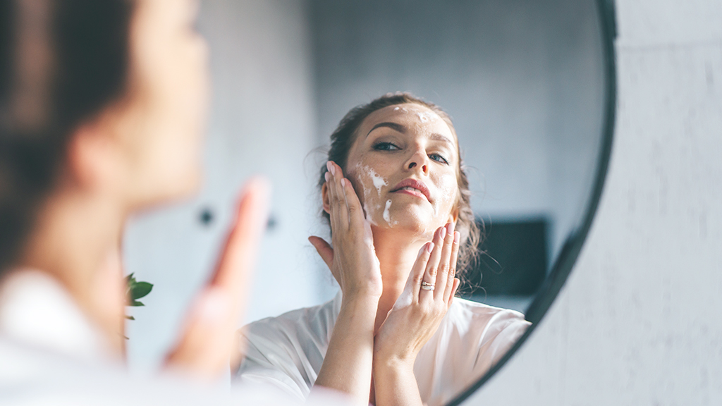 洗臉從油脂多的部位開始洗