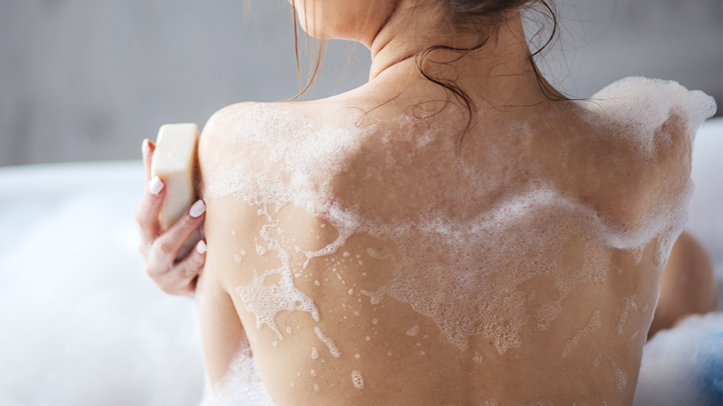 用手工皂清潔背部肌膚