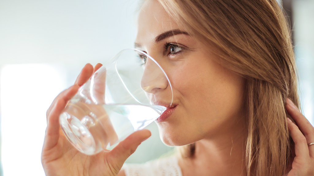 身體缺水使肌膚乾燥