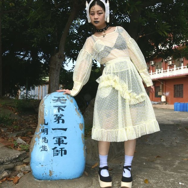 Your mom lies 黃白蕾絲大袖子上衣 Your mom lies 黃白蕾絲大袖子上衣