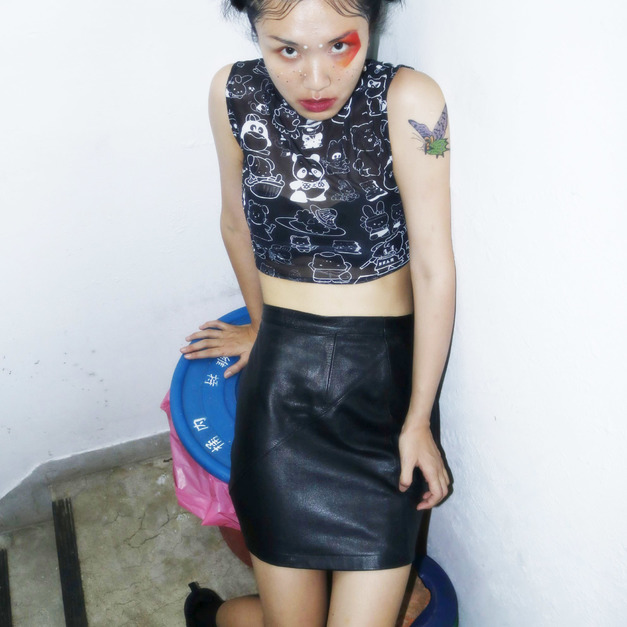 Your Mom Lies 學藝股長的葵花寶典印花上衣(黑) Your Mom Lies 學藝股長的葵花寶典印花上衣(黑)