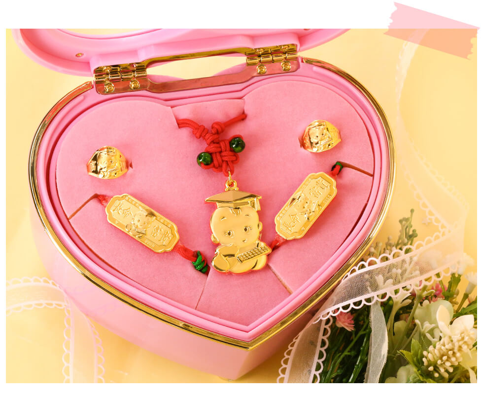 彌月金飾禮盒電腦博士底部附有音樂旋鈕,內部也有雙層收納空間,可放置寶寶的隨身小物