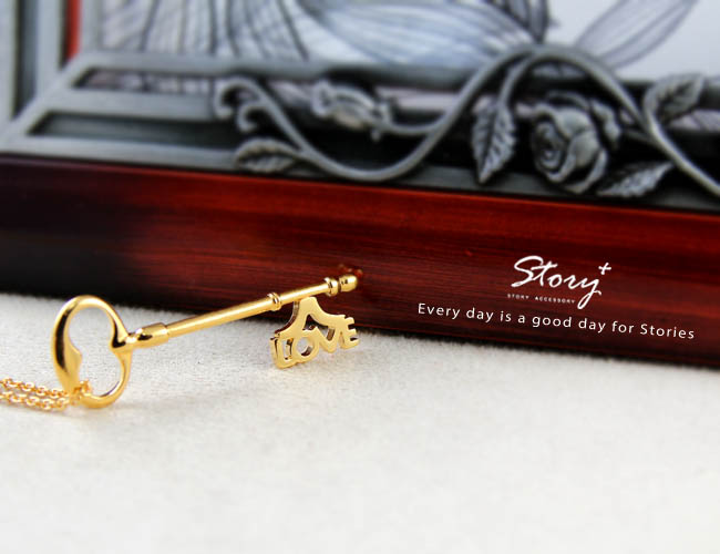 純銀項鍊能客製自己挑選的文字呈現獨一無二的風格