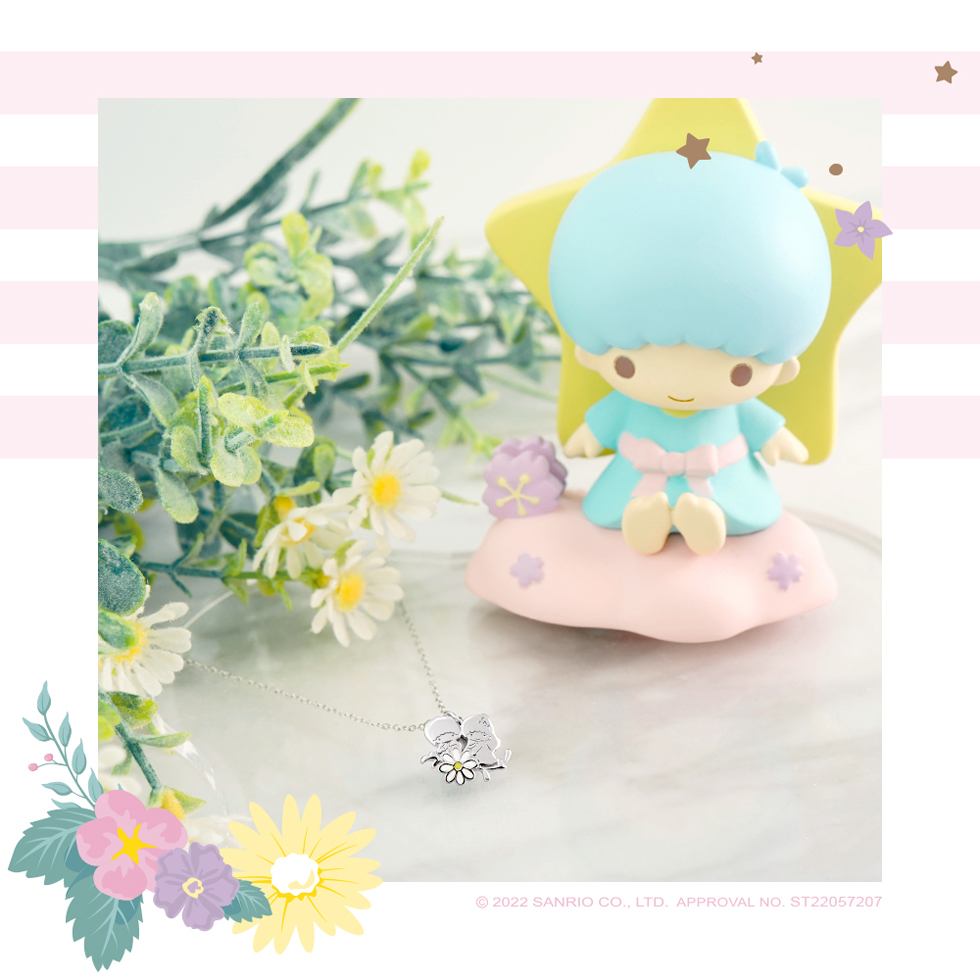 Little Twin Stars 小雛菊純銀項鍊與Kiki公仔搭配展示圖