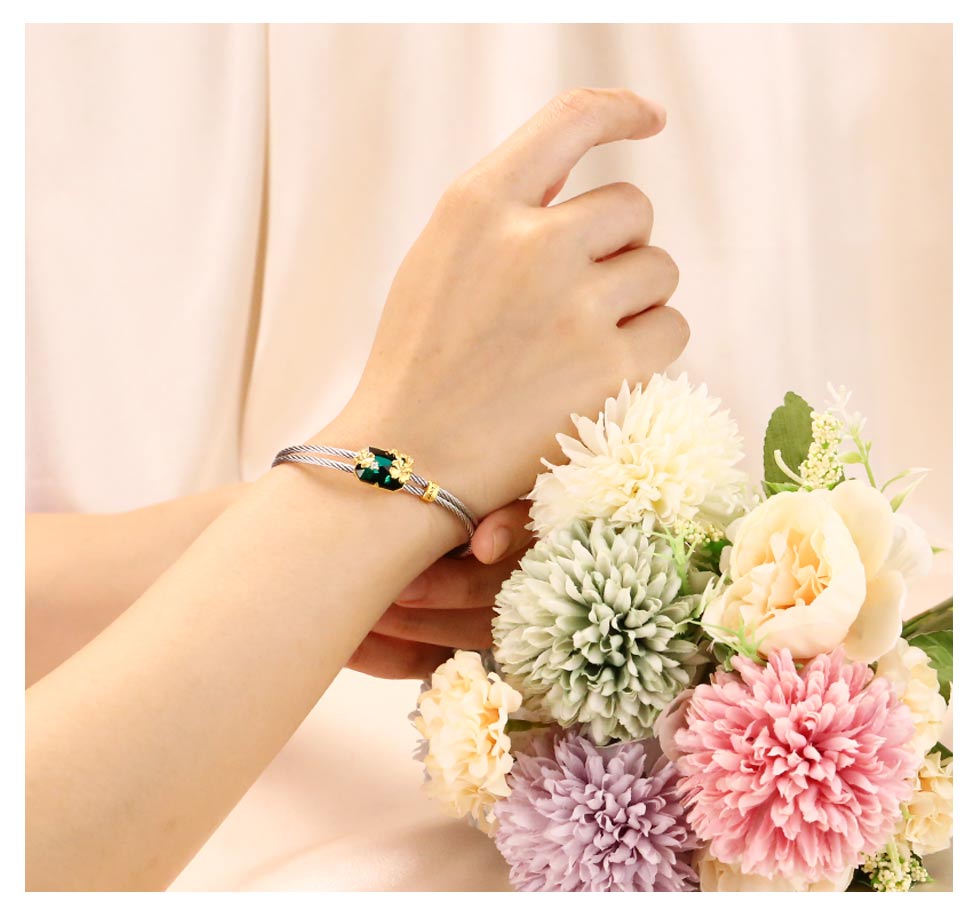 純金手環非常適合作為禮物送給媽媽喔