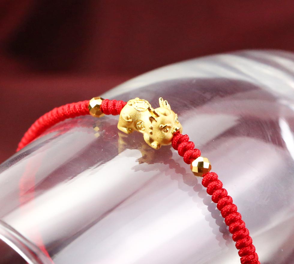 女生紅繩編織貔貅手鍊